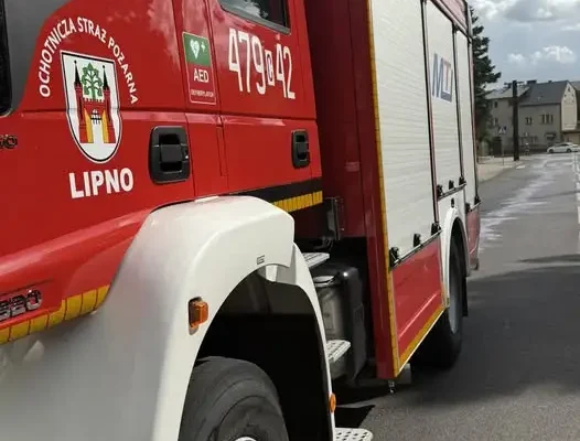 Plama oleju na ul. Sportowej w Lipnie — interweniowały dwa zastępy OSP