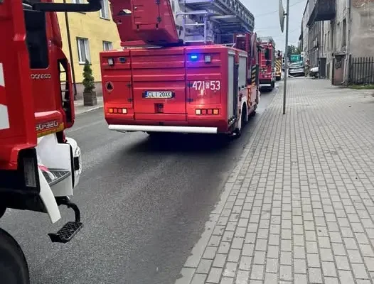 Pożar przy ul. Mickiewicza w Lipnie – interweniowało pięć zastępów straży