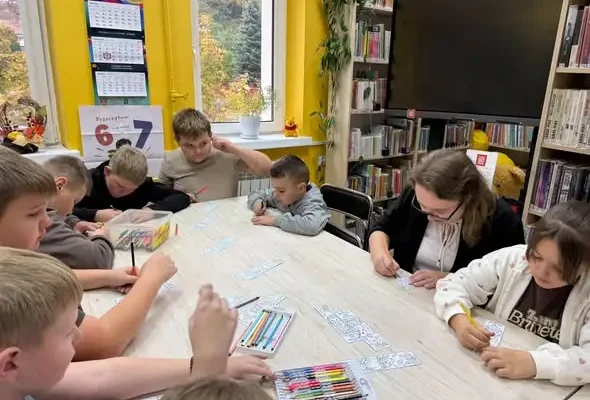 Pierwsza wizyta uczniów z Zajeziorza w bibliotece w Kikole